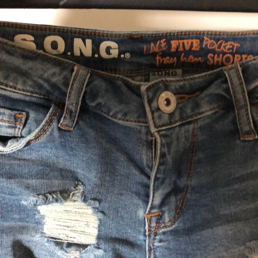 Distressed shorts - Picture 3 of 4